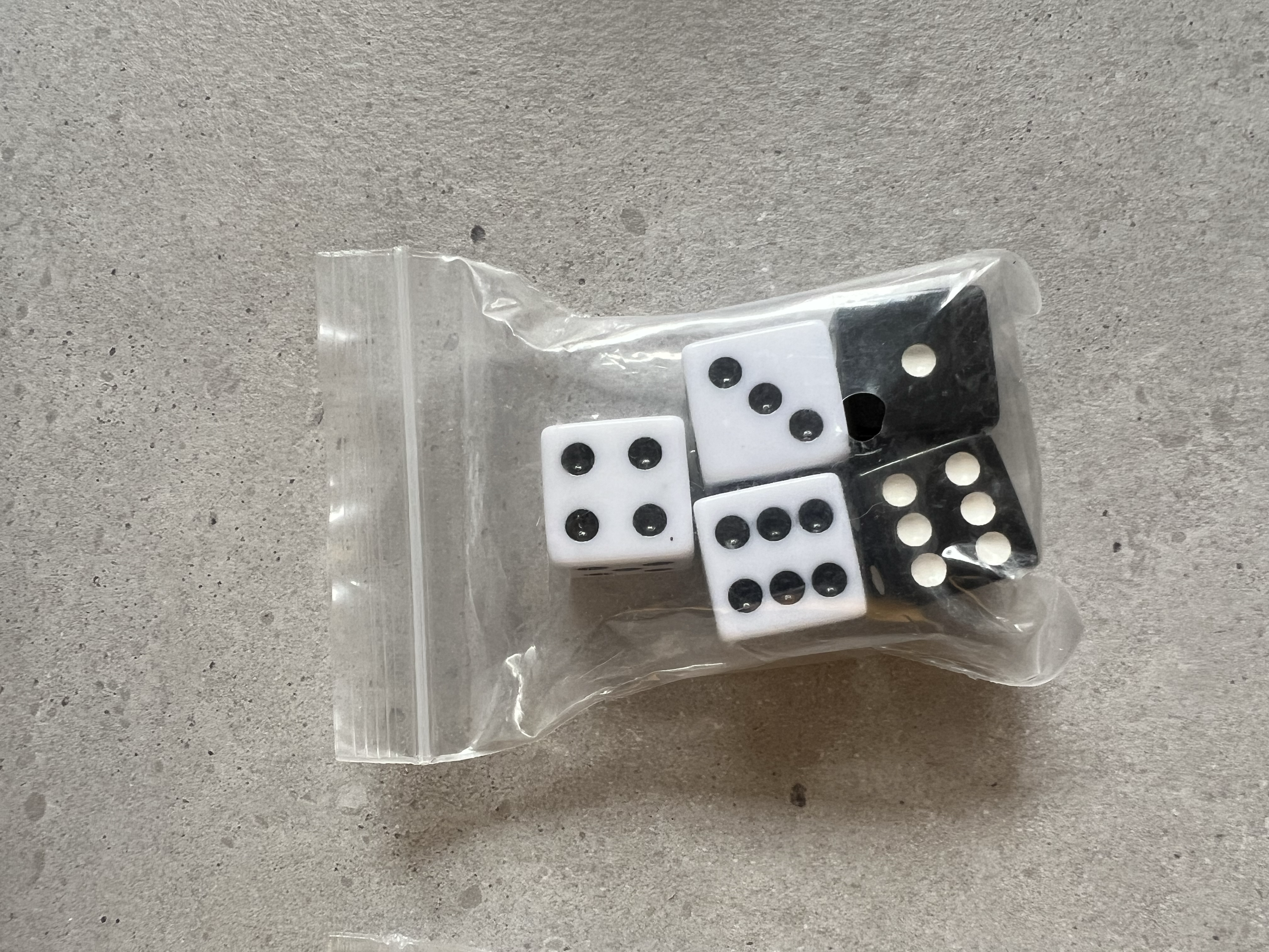 三顆白色 d6 + 兩顆黑色 d6 骰子